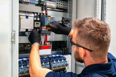 Elektriker baut einen Smart Meter ein.