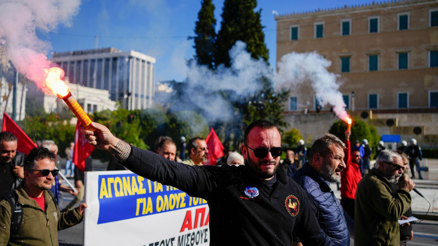 Tarifstreit: Landesweite Streiks - Demos in Griechenland