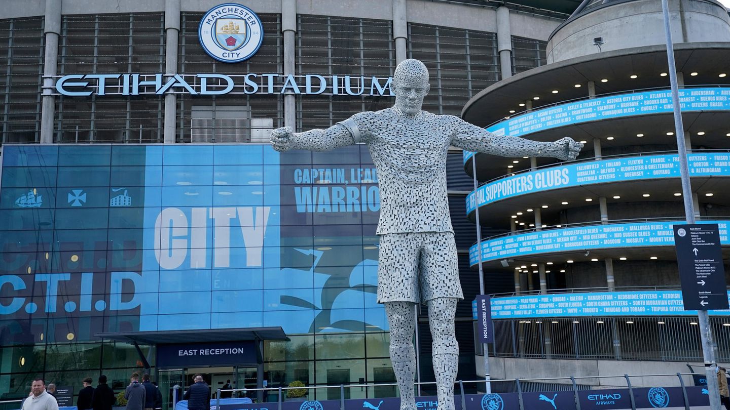 Vincent Kompany Statue von Vincent Kompany vor dem Etihad Stadium in Manchester