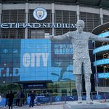 Statue von Vincent Kompany vor dem Etihad Stadium in Manchester