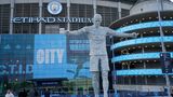 Statue von Vincent Kompany vor dem Etihad Stadium in Manchester