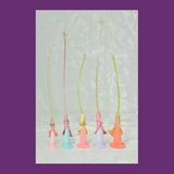 Blumen sind auf Dilatatoren in verschiedenen Größen aufgesteckt und festgebunden