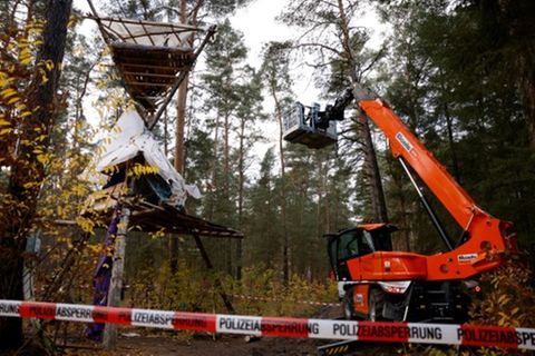 Polizisten mit Hebebühne in Tesla-Protestcamp