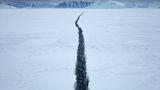 Sebastian Copeland: Langer Riss in einem nordgrönländischen Fjord