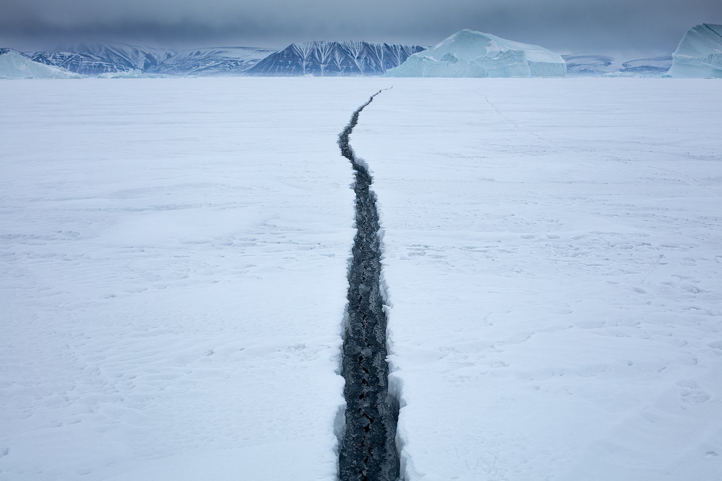Sebastian Copeland: Langer Riss in einem nordgrönländischen Fjord