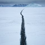 Sebastian Copeland: Langer Riss in einem nordgrönländischen Fjord