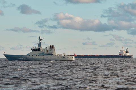 Im Vordergrung eine dänische Fregatte, im Hintergrund der Frachter "Yi Peng 3", der in der Nähe des Ostsee-Kabels war