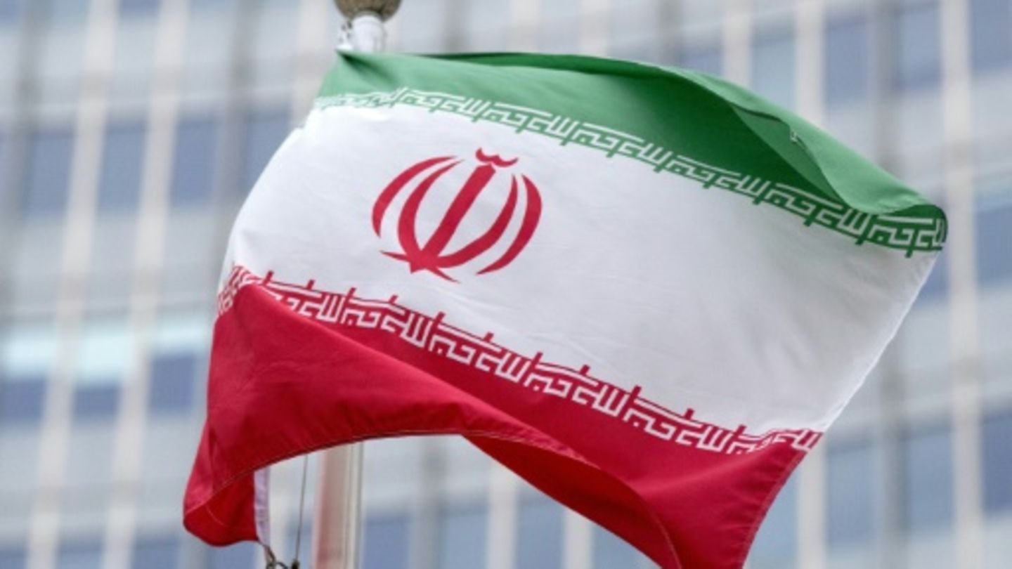 Iranische Flagge vor IAEA-Hauptquartier