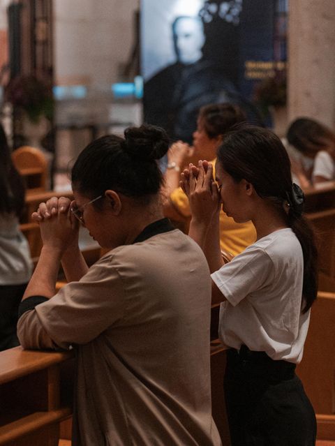 Betende Frauen in einer Kirche in Manila, der Hauptstadt der Philippinen