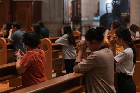 Betende Frauen in einer Kirche in Manila, der Hauptstadt der Philippinen