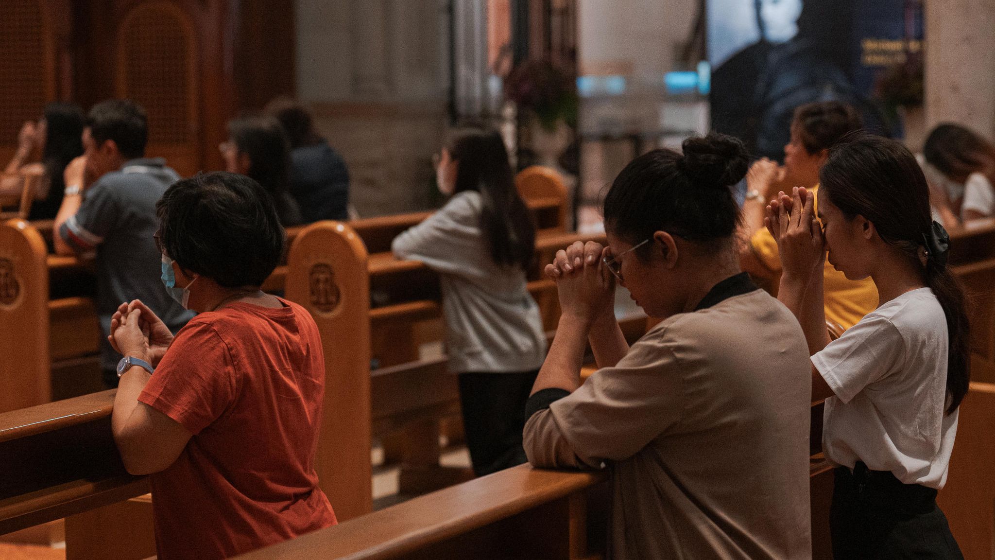 Betende Frauen in einer Kirche in Manila, der Hauptstadt der Philippinen