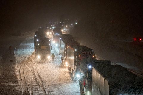 Mogendorf, Deutschland. Zumindest für Lkw-Fahrer bringt Schnee am Morgen wohl Kummer und Sorgen – während sich die meisten Kinder und einige Erwachsene wohl darüber freuen. Und während dieses Bild aus Rheinland-Pfalz kommt, hat der Deutsche Wetterdienst (DWD) für Teile Bayerns und Baden-Württembergs eine Unwetterwarnung vor starkem Schneefall herausgegeben. Vom Nachmittag an bis zum frühen Freitagmorgen könne es in den Gebieten "Gefahr für Leib und Leben" durch eine geschlossene, hohe Schneedecke geben, teilte der Wetterdienst mit. Verkehrswege könnten blockiert werden. Auch werde es verbreitet glatt