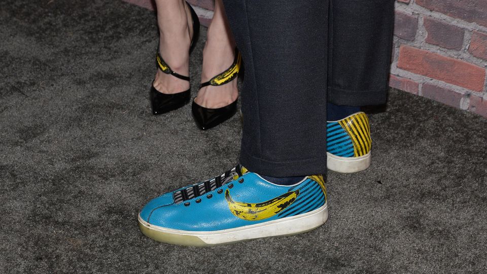 Ein Herren- und ein Damenschuh zeigen jeweils ein von Warhol inspiriertes Bananenemblem
