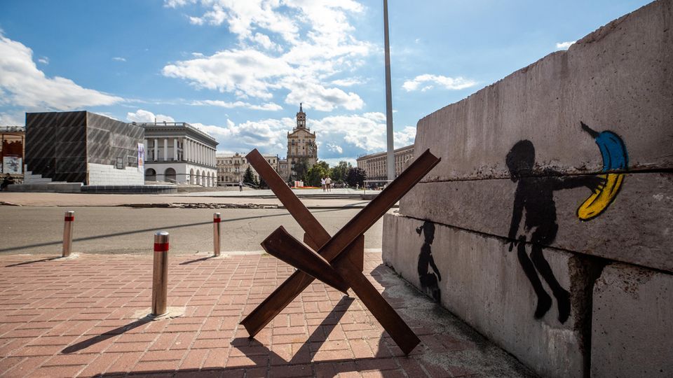Ein Banksy-Kunstwerk mit Baumgärtels Banane in Blau-Gelb ist an eine Mauer gesprüht