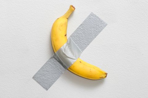 Kunstwerk, das eine an die Wand geklebte Banane zeigt