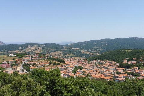 Blick auf das Dorf Ollolai in Sardinien, das sich als Asyl für Trump-Gegner anbietet