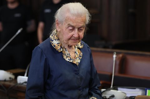 Ursula Haverbeck wartet im Gerichtssaal