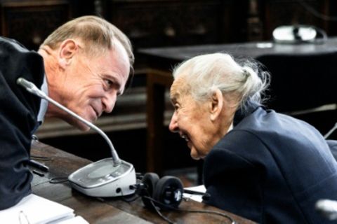 Ursula Haverbeck mit Anwalt vor Gericht