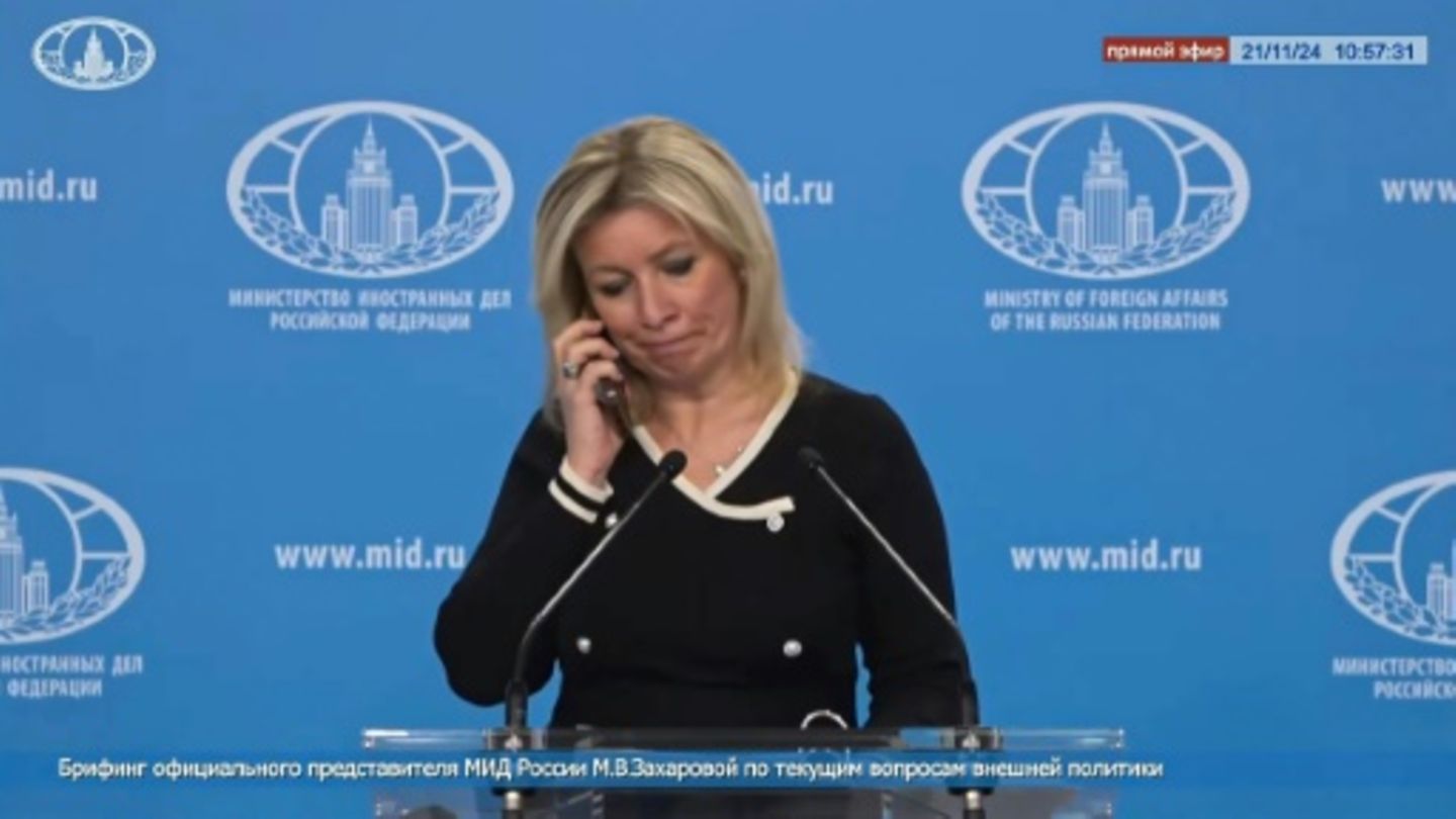 Russische Außenamtssprecherin Maria Sacharowa am Telefon