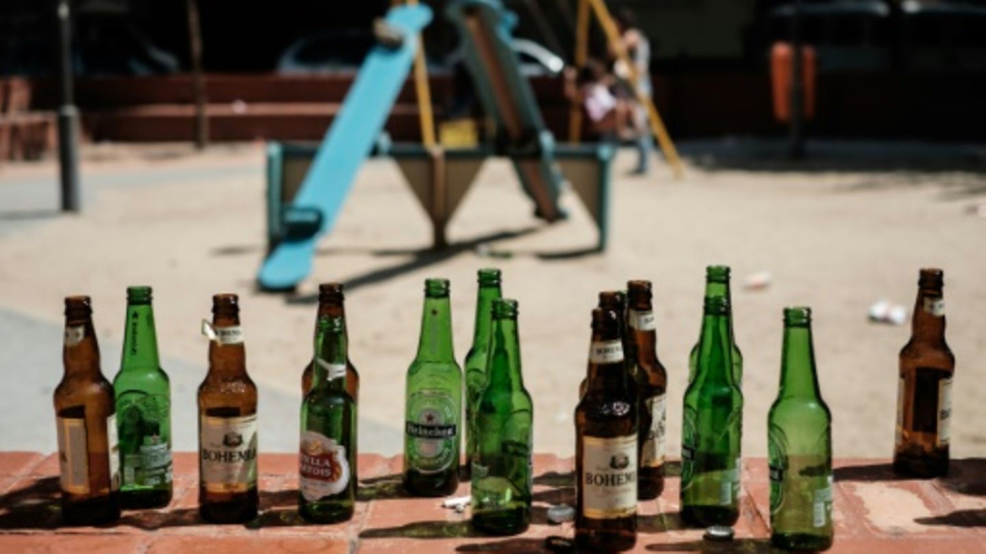 Leere Bierflaschen vor Spielplatz