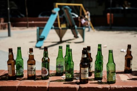 Leere Bierflaschen vor Spielplatz