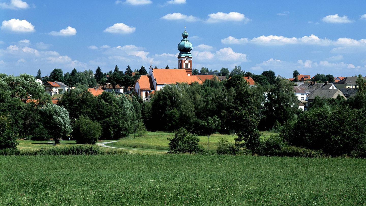 Das Dorf Eslarn im grünen, von weitweg