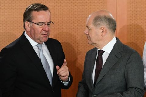 Pistorius und Scholz bei Kabinettssitzung (Archivfoto)