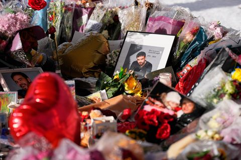 Zur Beerdigung des verstorbenen Bandmitglieds kommt One Direction und Paynes Freunde und Familie in Großbritannien zusammen, um Abschied von Liam Payne zu nehmen.