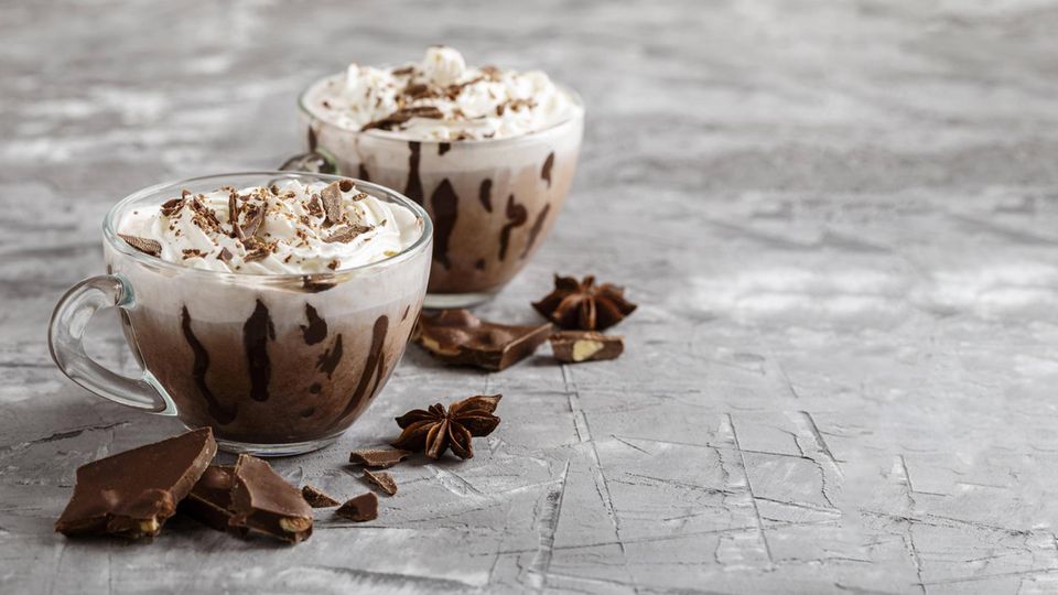 Vor allem bei Kindern oder in der kalten Jahreszeit beliebt: Eine große Tasse Kakao. Das Heißgetränk ist dabei nicht nur lecker, sondern auch gesund und macht wach.