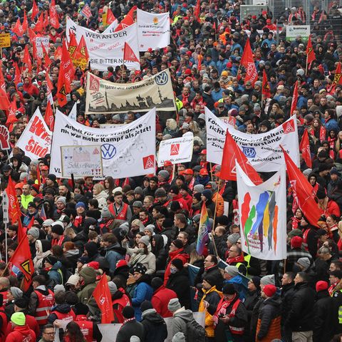 Tausende VW-Mitarbeitende protestieren in Wolfsburg mit Transparenten und roten IG-Metall-Fahnen