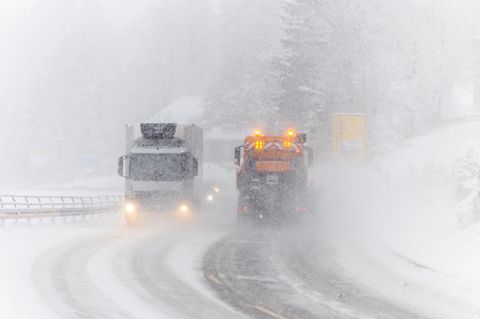 Feldberg, Deutschland. Ein Schneepflug fährt im dichten Schneetreiben über die Bundesstraße 317. Nach Angaben des Deutschen Wetterdienstes werden vor allem die Hochlagen des Landes von weiteren Schneefällen betroffen sein. Am Hochrhein und im Allgäu wird teils starker Schneefall zwischen 15 und 25, in Staulagen des Südschwarzwaldes bis 30 Zentimeter Neuschnee erwartet – hier gilt deswegen eine amtliche Unwetterwarnung. Wie viele Kinder hier wohl auf schulfrei und Schlittenfahren spekulieren?