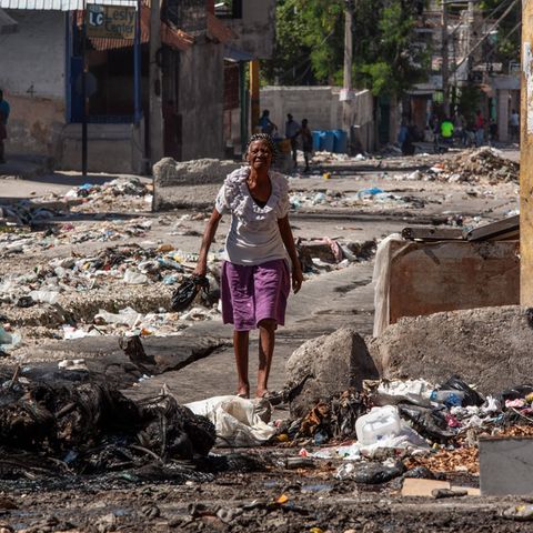 Eine Frau läuft durch eine zerstörte Straße in Haitis Hauptstadt Port-au-Prince