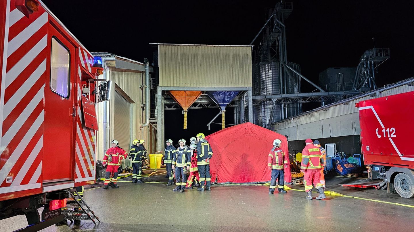 Gefahrguteinsatz-Brand-auf-Gel-nde-von-Biogasanlage-sechs-Verletzte