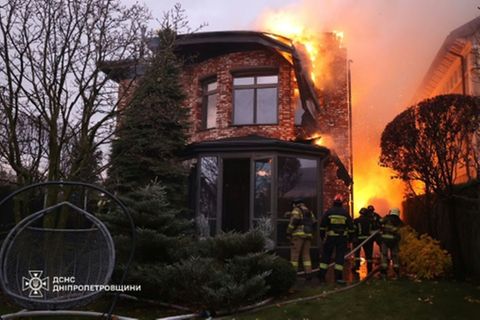Feuerwehrleute nach russischem Raketenangriff in Dnipro