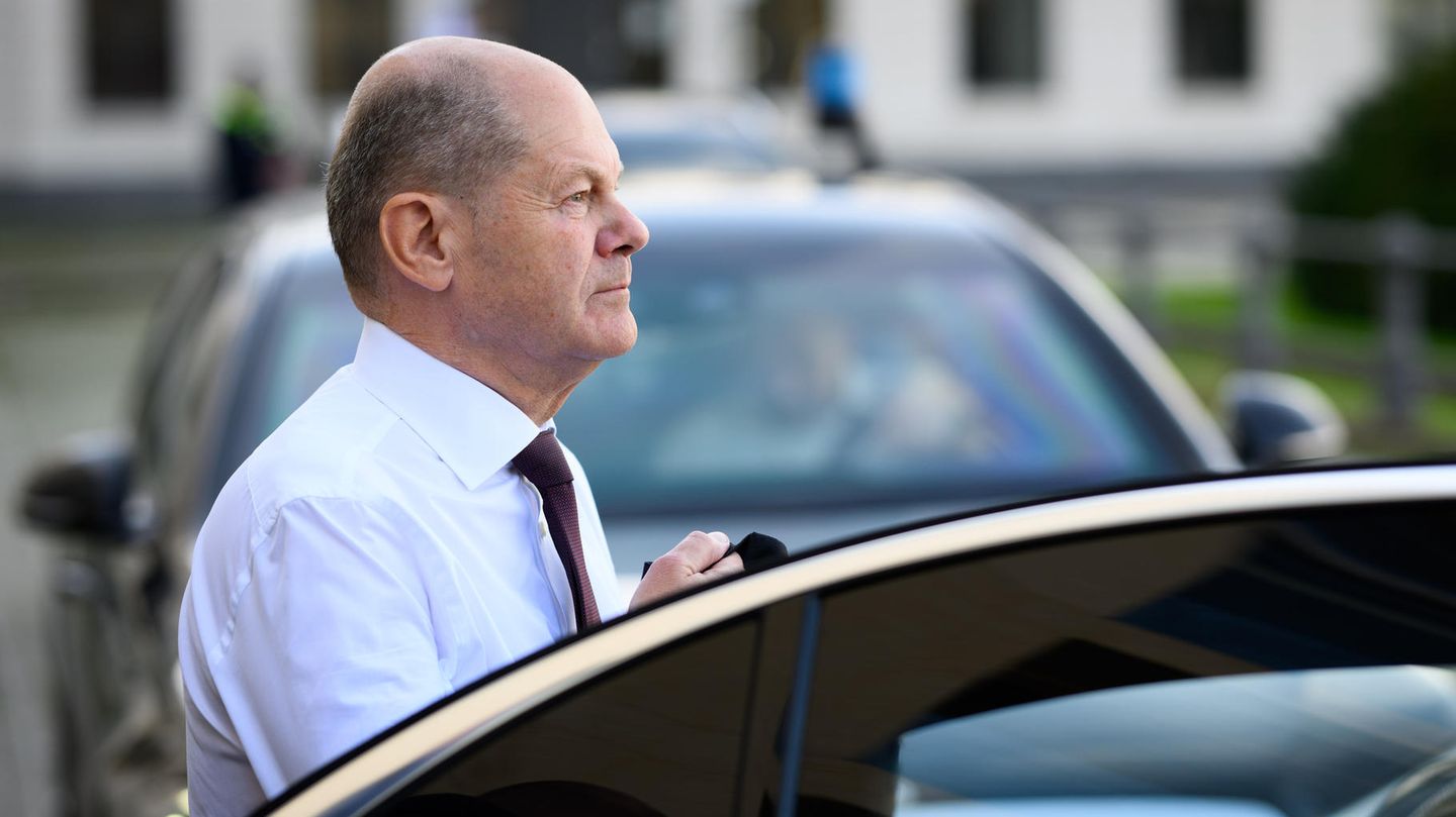 Bundeskanzler Olaf Scholz steigt aus einem Auto