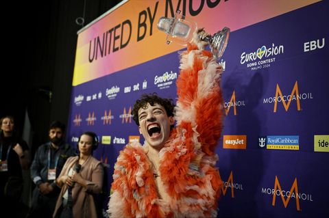 ESC in Malmö: Nemo reckt seinen Pokal in die Höhe