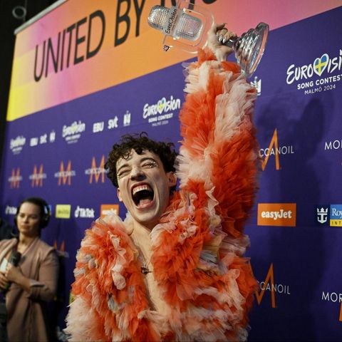 ESC in Malmö: Nemo reckt seinen Pokal in die Höhe