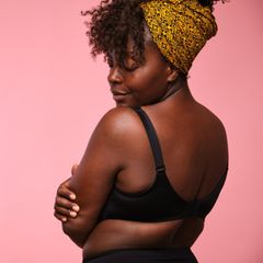 Schönes Plus-Size-Model mit schwarzer Unterwäsche