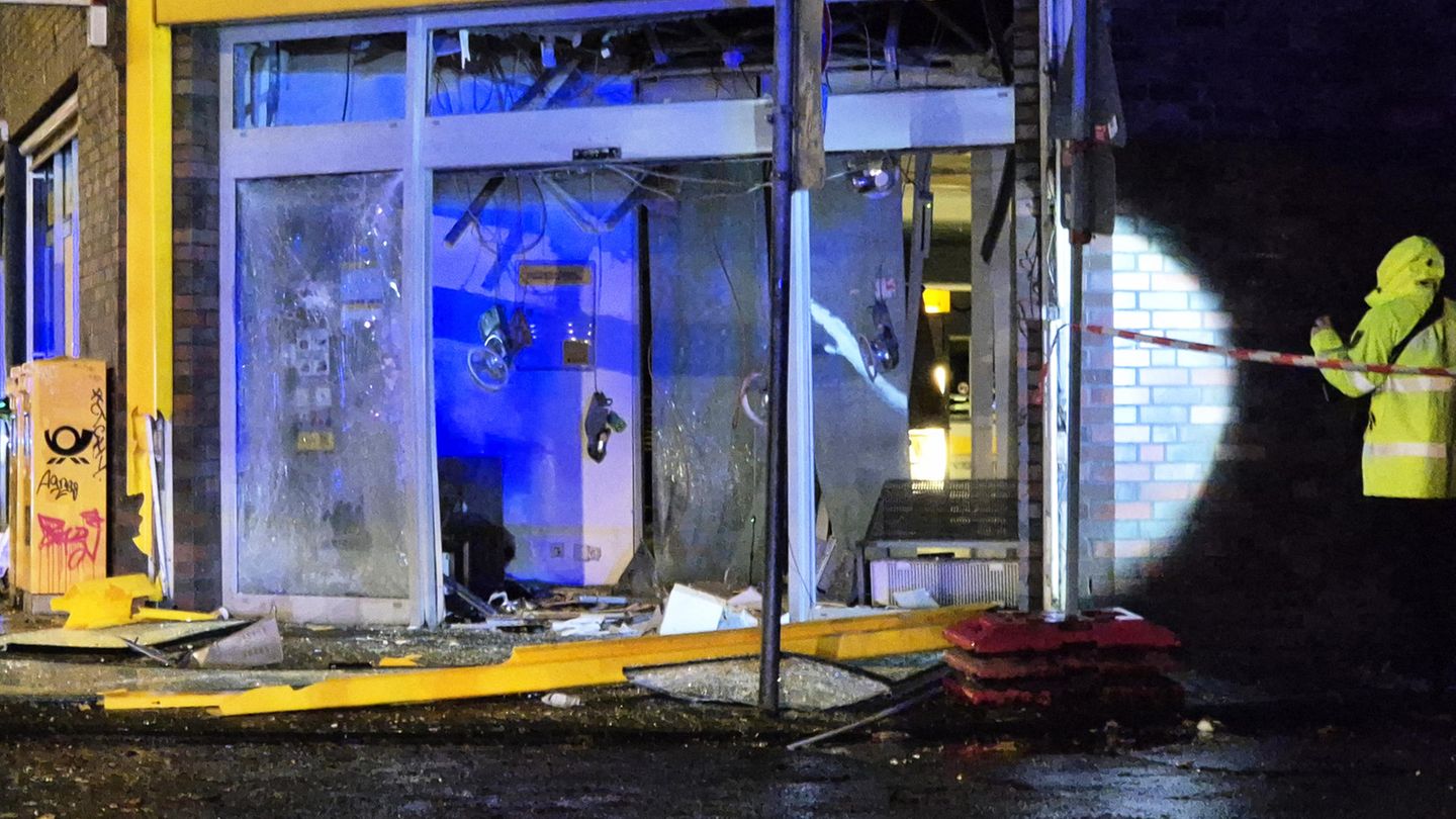 Blick in die zerstörte Bankfiliale nach dem Versuch einer Geldautomatensprengung in Köln-Mühlheim