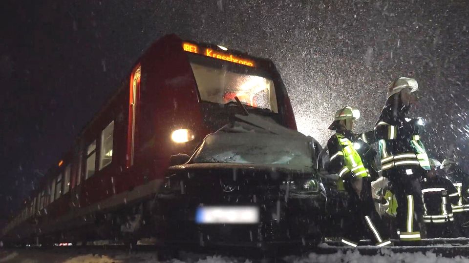 Nachdem letzte Nacht bis zu 30 Zentimeter Neuschnee in Bayern und Badem-Württemberg gefallen sind, häufen sich Unfälle und Autostaus.