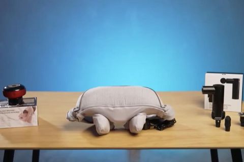 Viele Online-Anbieter werben für Massagegeräte, die ungeliebte Nackenschmerzen lindern sollen. Doch welche Geräte helfen wirklich? Gabi, Caro und Anke testen.