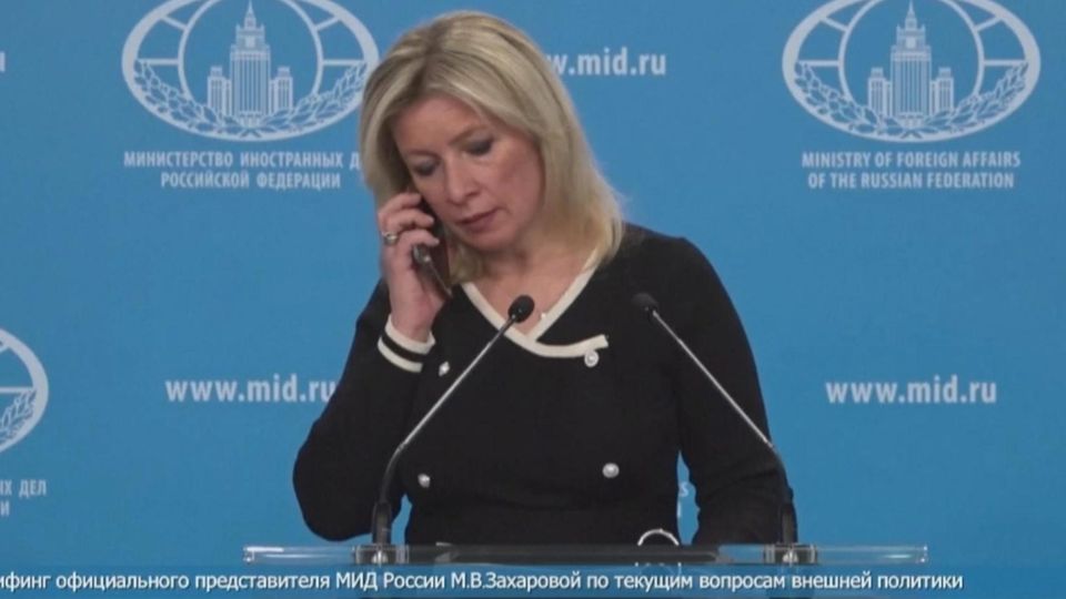 Russische Sprecherin Russische Sprecherin erhält Anweisungs-Anruf vor laufenden Kameras