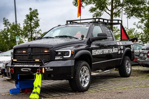 Bayern: Schwarzer Pick-up-Truck mit Deutschlandflagge und Aufklebern