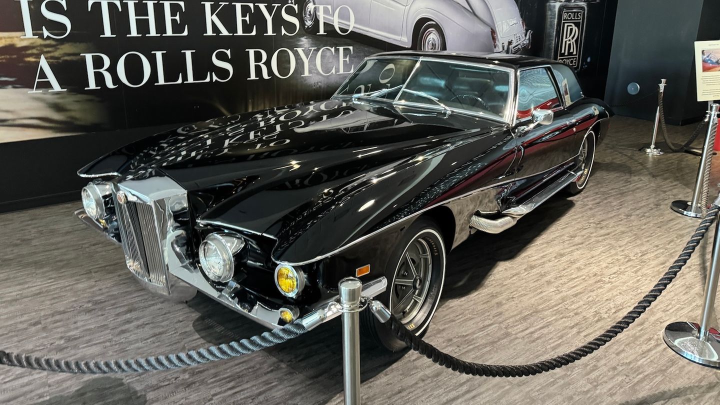 Elvis Presley Stutz Blackhawk