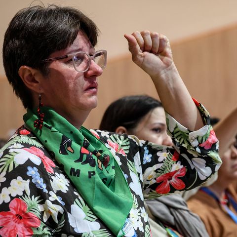 Teilnehmer der Klimakonferenz COP29 in Baku stehen in einem Plenarsaal und fiebern den Ergebnissen entgegen