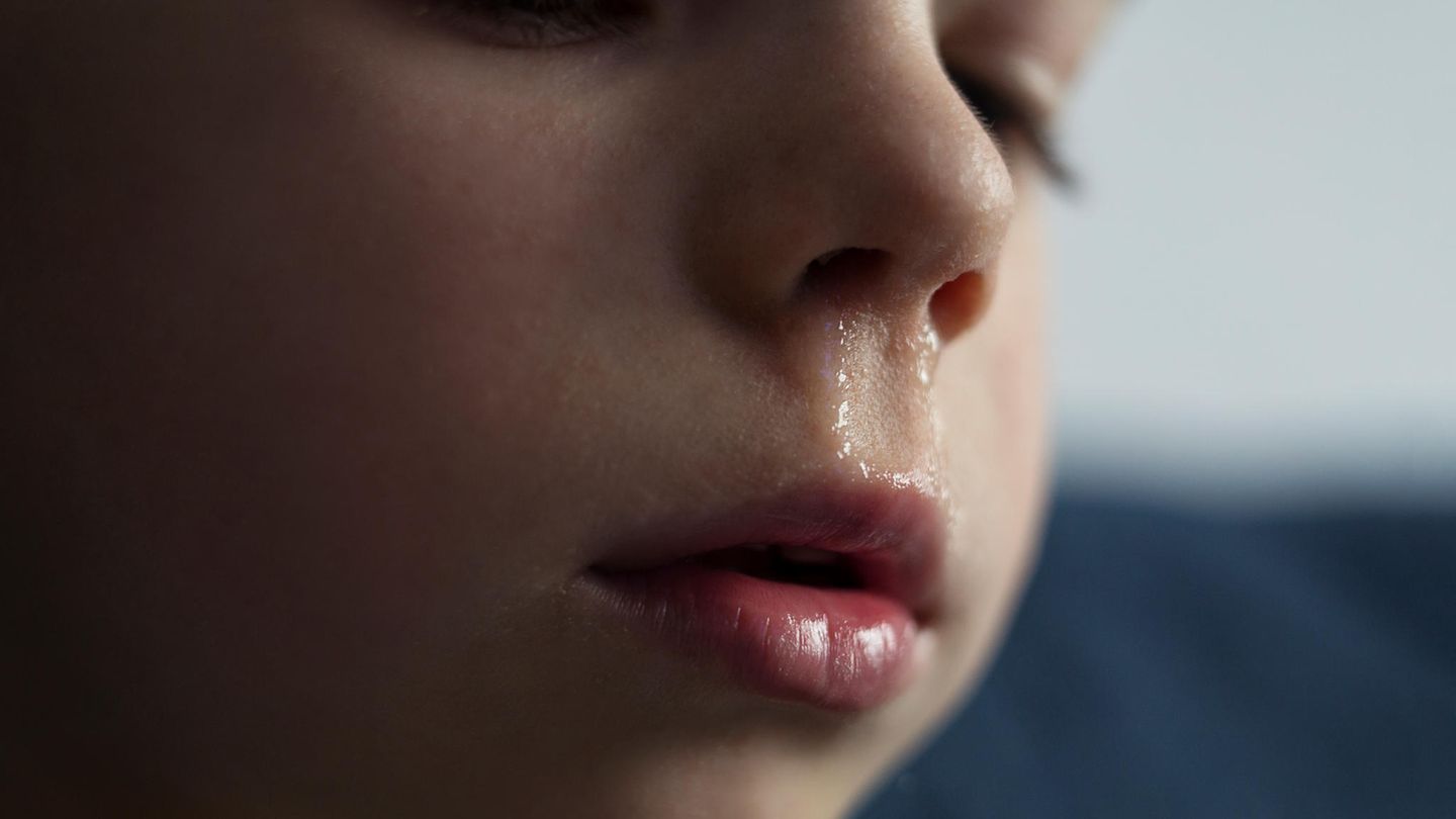 Familie: Einem Jungen läuft die Nase