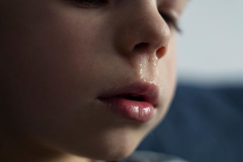 Familie: Einem Jungen läuft die Nase