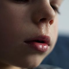Familie: Einem Jungen läuft die Nase