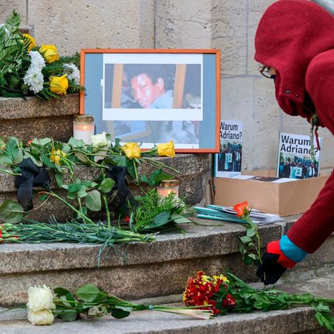 Sonderermittler im Interview: Eine Frau legt eine Rose zum Gedenken an den am 7. Januar 2005 in einer Gewahrsamszelle des Polizeireviers in Dessau-Roßlau ums Leben gekommenen Oury Jalloh auf die Stufen des Reviers © Jan Woitas / DPA