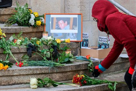 Sonderermittler im Interview: Eine Frau legt eine Rose zum Gedenken an den am 7. Januar 2005 in einer Gewahrsamszelle des Polizeireviers in Dessau-Roßlau ums Leben gekommenen Oury Jalloh auf die Stufen des Reviers © Jan Woitas / DPA